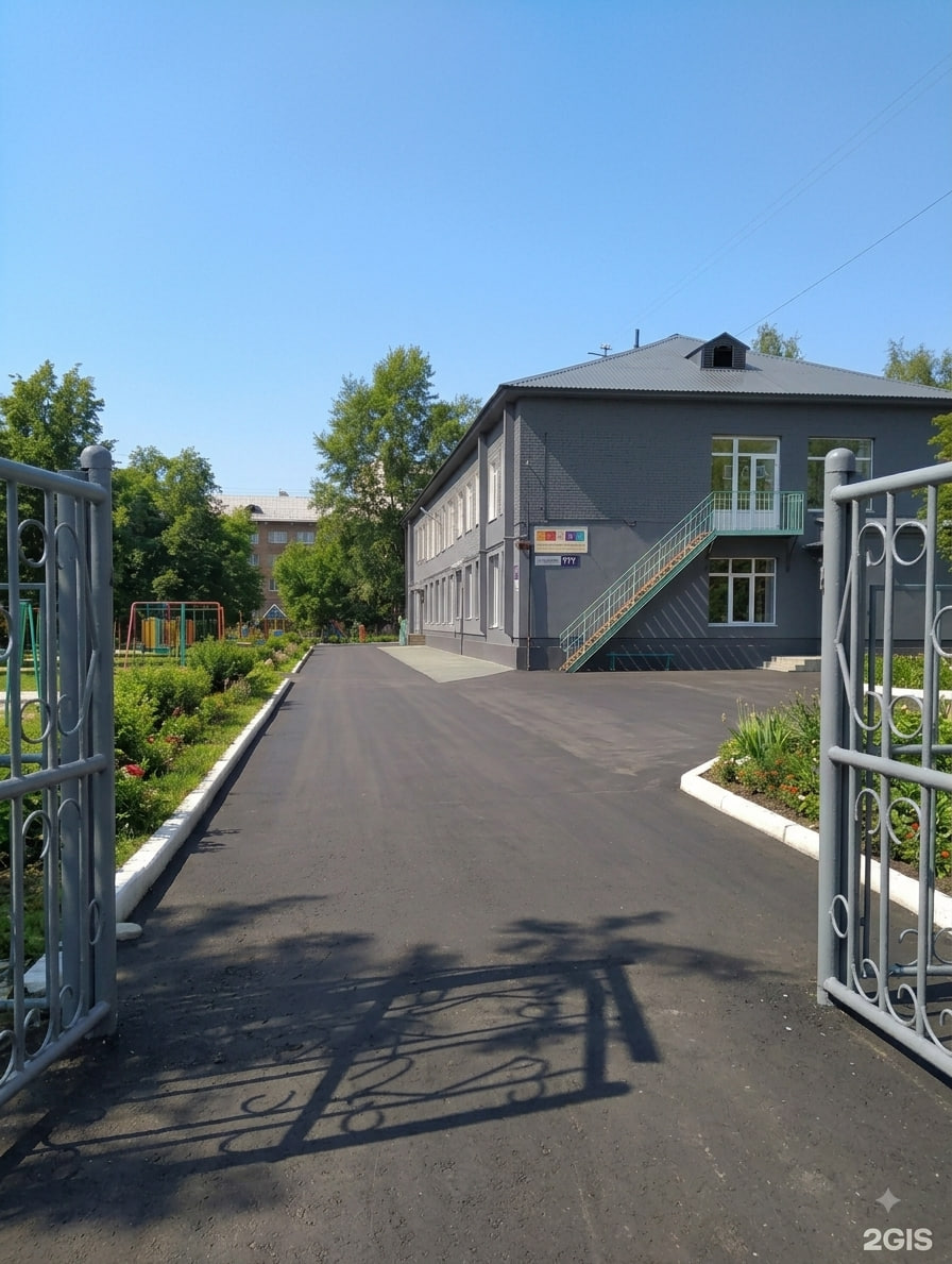 Вход на территорию школы «София»: ворота, аллея и здание